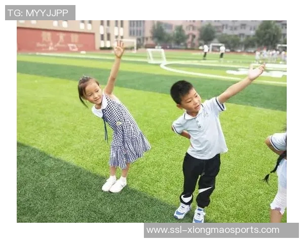 小学足球课上孩子们的快乐时光与团队合作的精彩瞬间