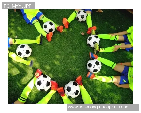 我与足球的故事三年级：追逐梦想的绿茵场与成长的快乐回忆